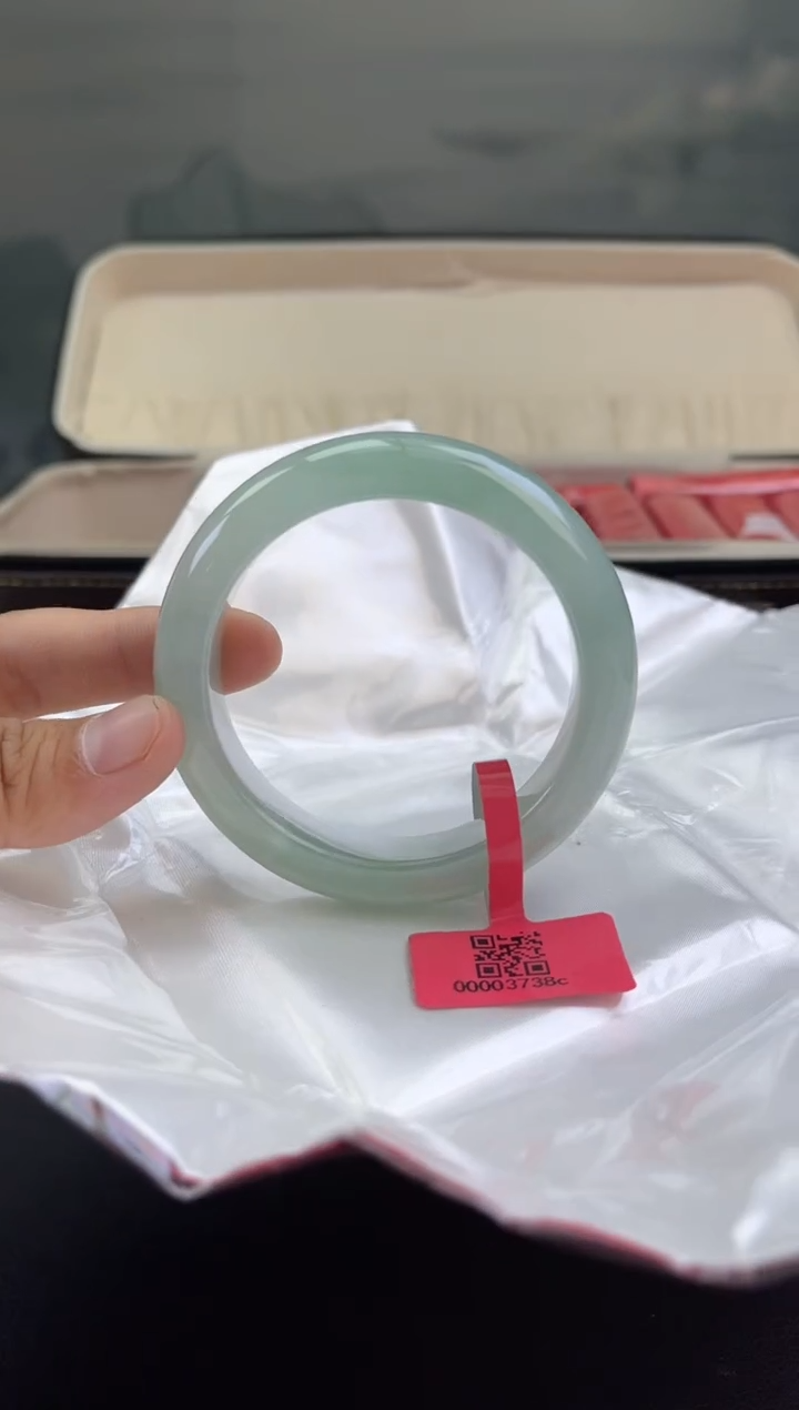 翡翠手镯未镶嵌翡翠手镯