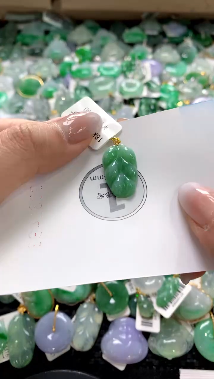 颈饰18K金镶嵌翡翠1111111111111111