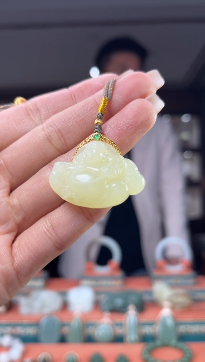 颈饰18K金镶嵌和田玉佩佩