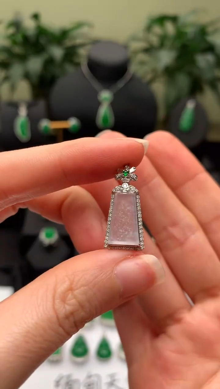 【闪购商品】翡翠颈饰18K金镶嵌无事牌