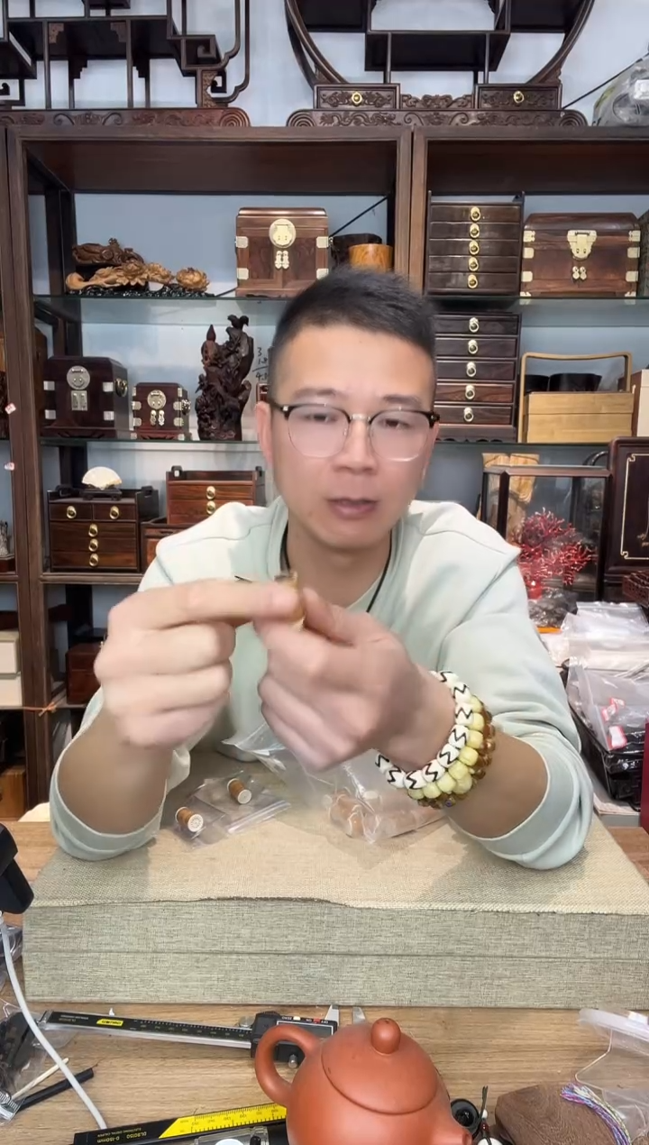 乌木类书架312橄榄核嵌猛犸香囊