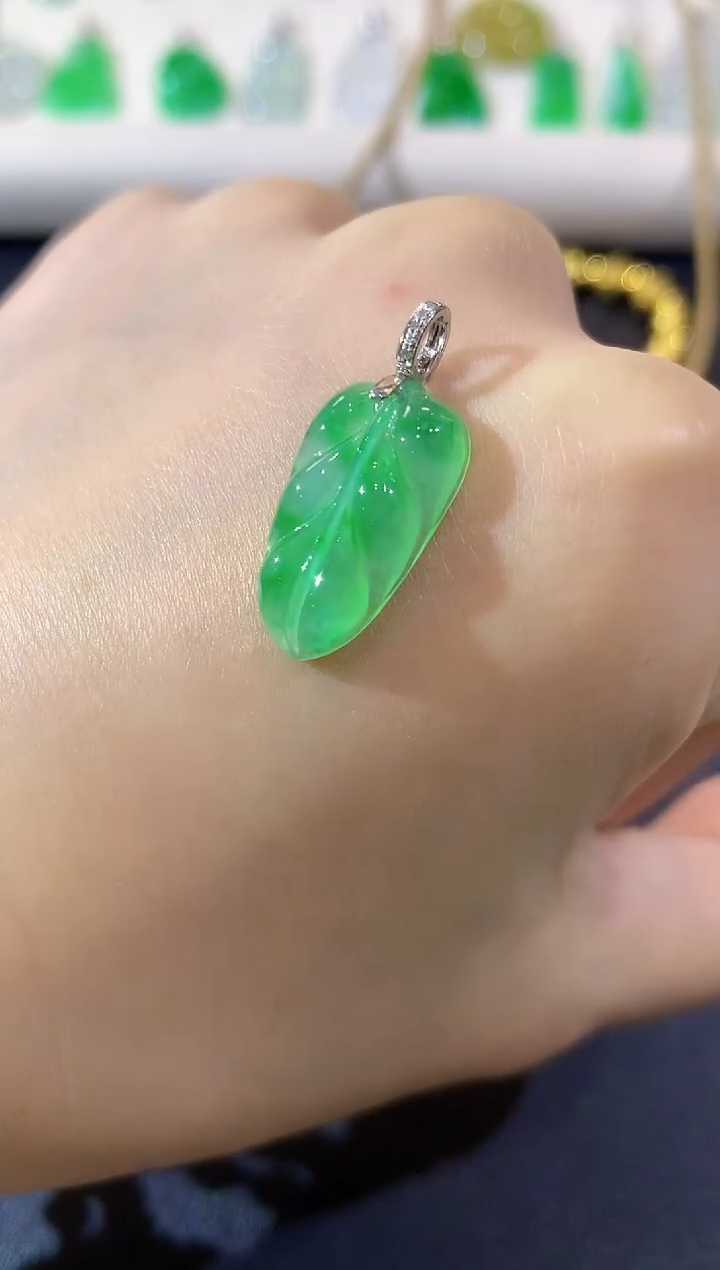 吊坠(不含链)18K金镶嵌翡翠A9 多样性发货一件