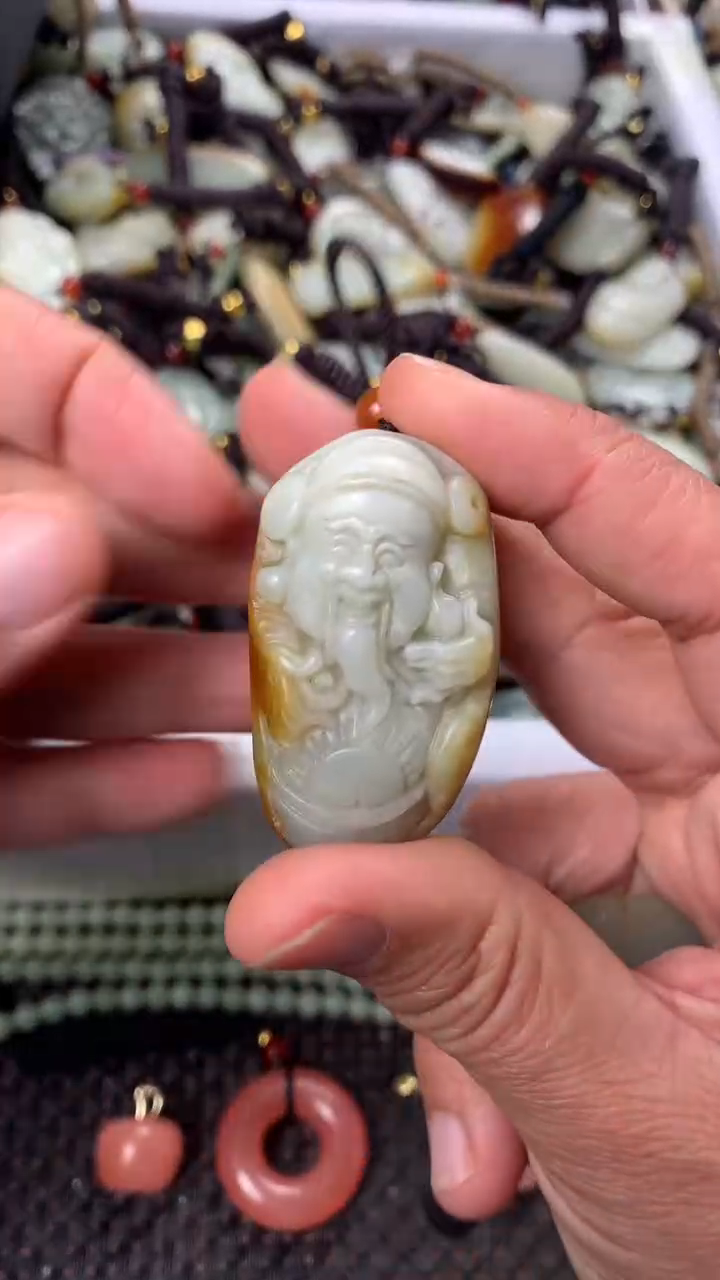 【闪购商品】和田玉颈饰未镶嵌多样性发货没有证书.拍一发一，有瑕