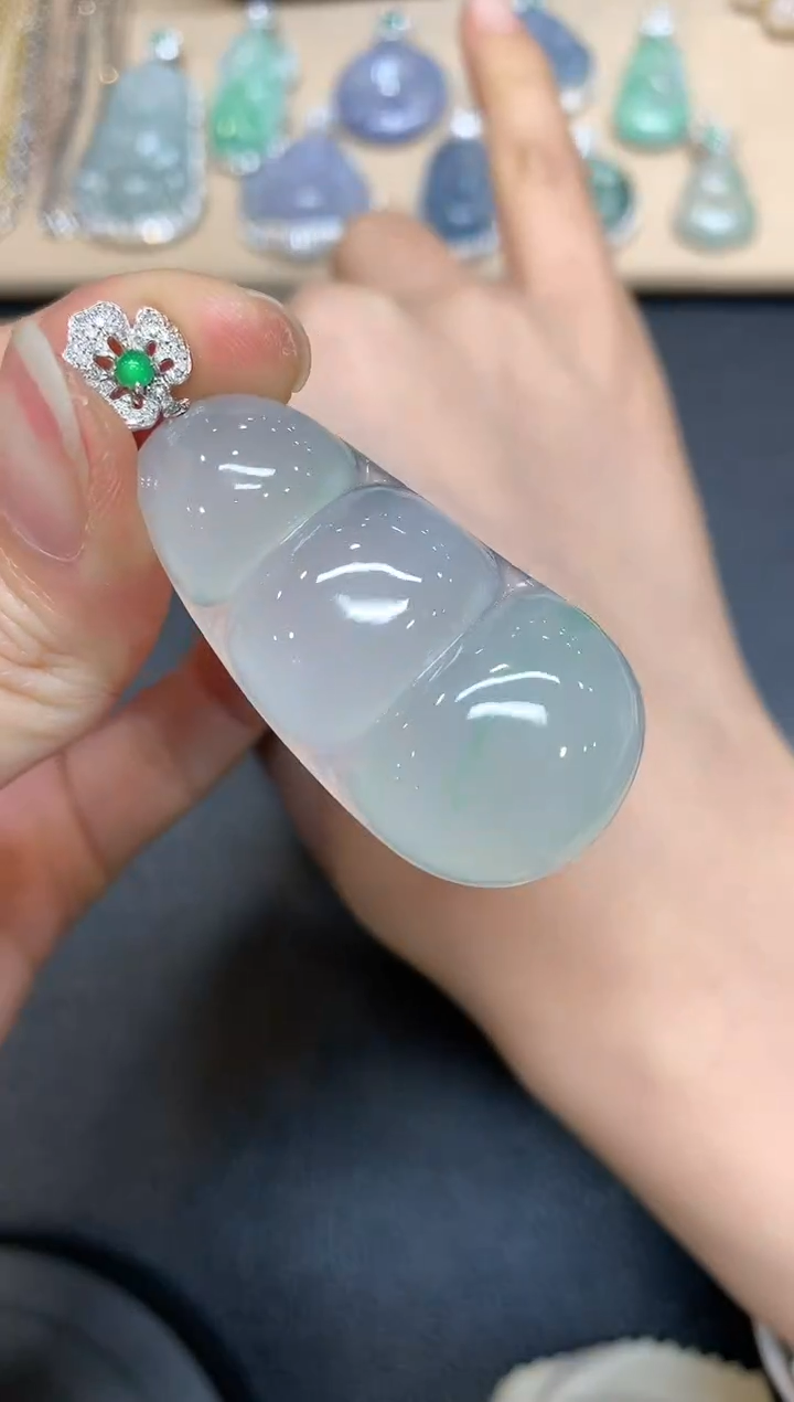 【闪购商品】翡翠颈饰18K金镶嵌福豆【无服务费