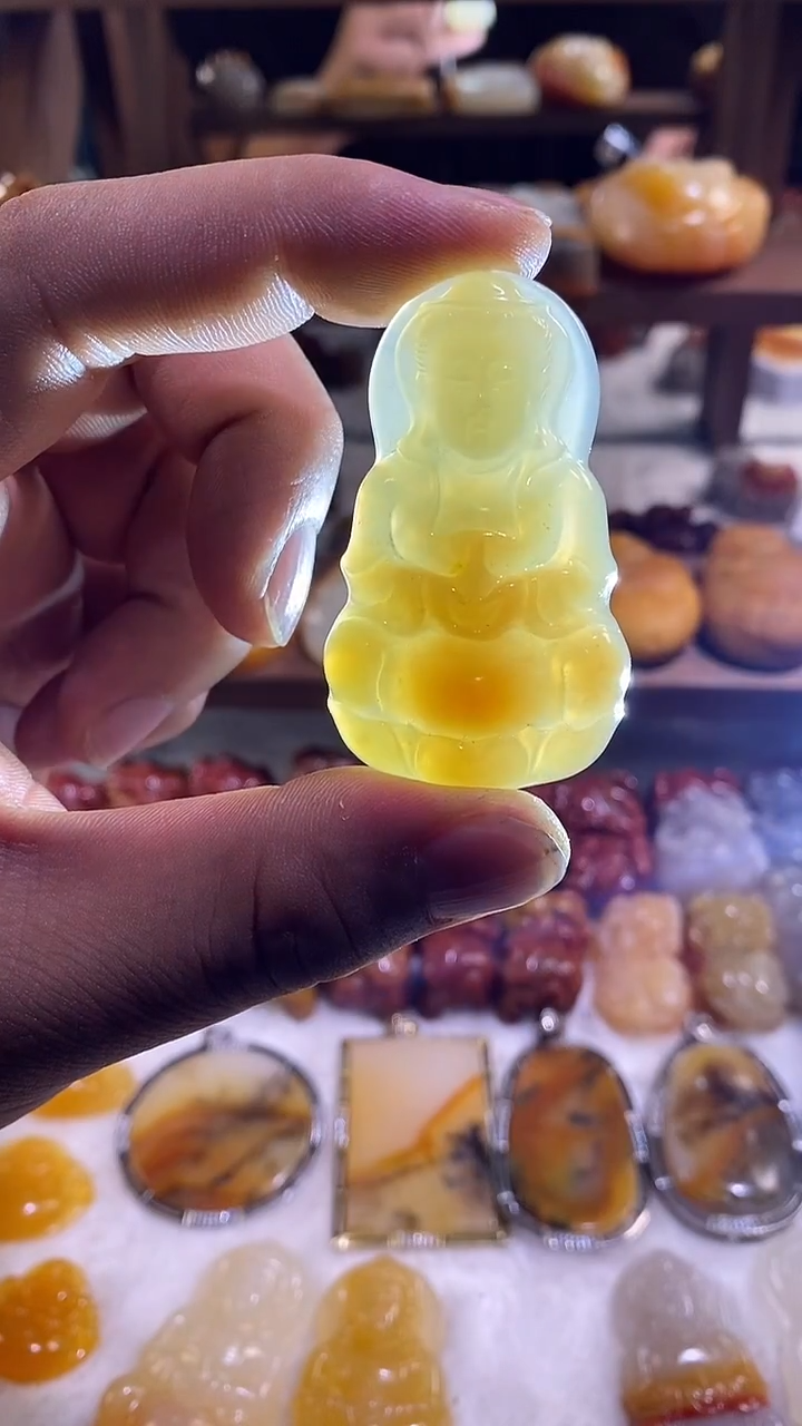 未镶嵌石英质玉（黄龙玉）吊坠(赠链)黄龙玉观音