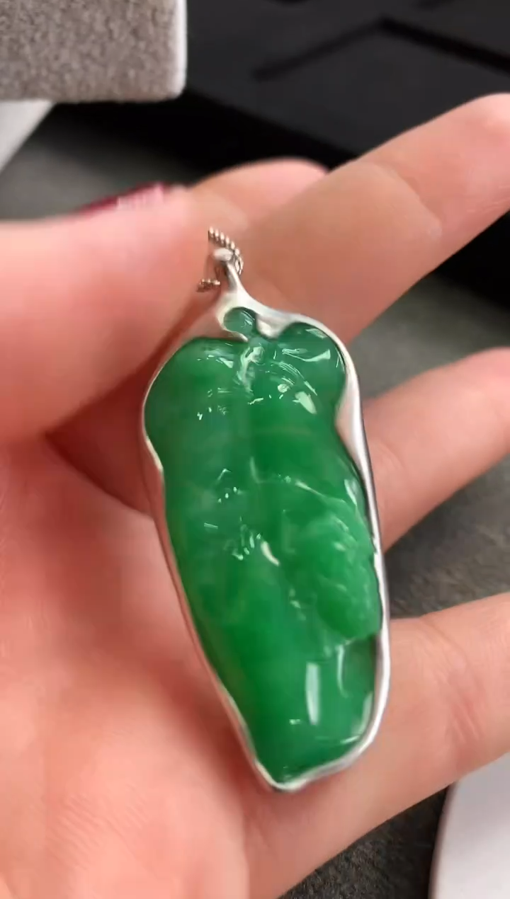 【闪购商品】翡翠吊坠(不含链)18K金镶嵌吊坠