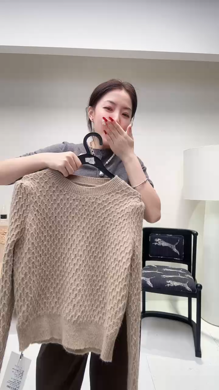 驼色圆领立体蜂窝纹羊毛衫