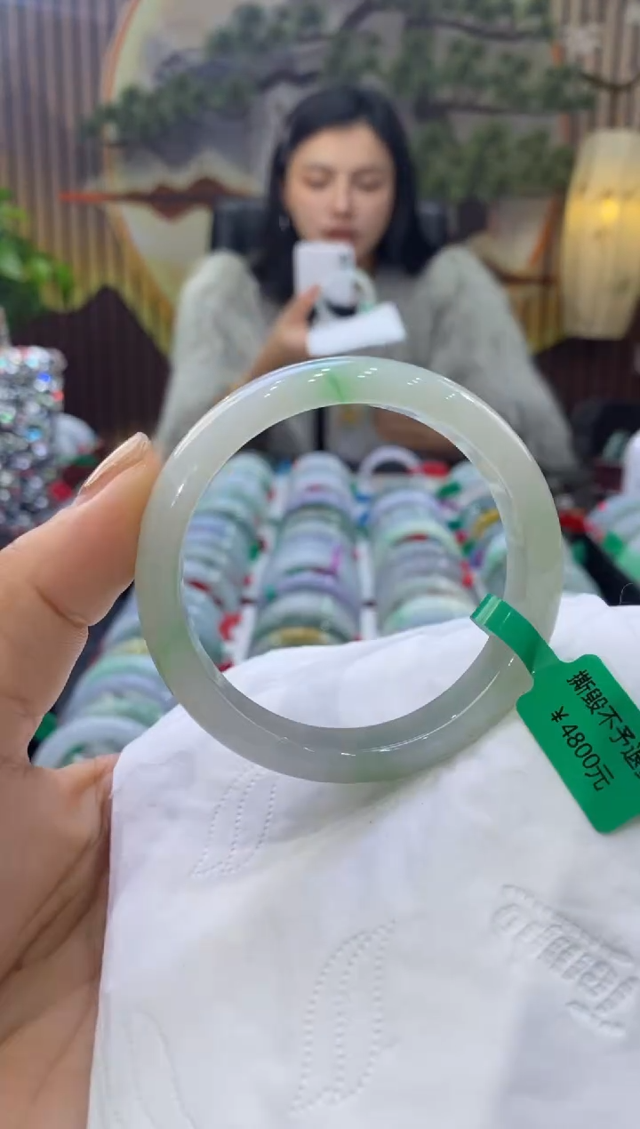 【闪购商品】翡翠手镯未镶嵌多人06563