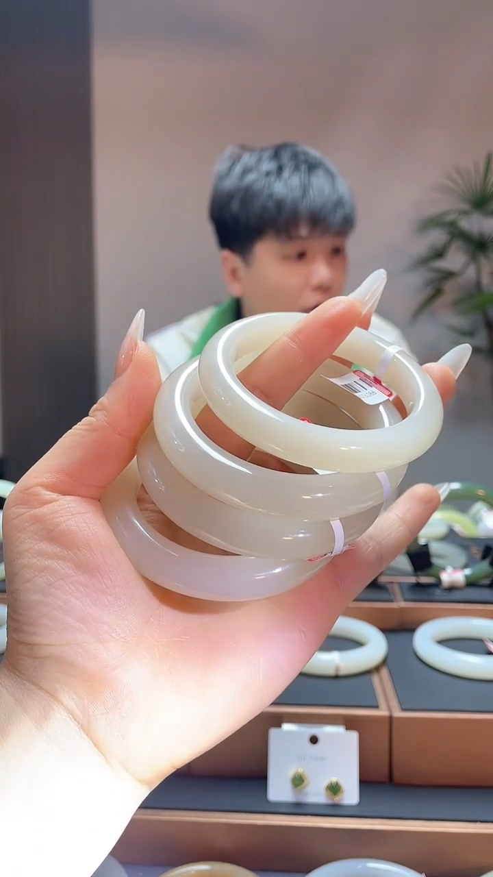 【闪购商品】和田玉手镯未镶嵌藕粉55-56多样性发一