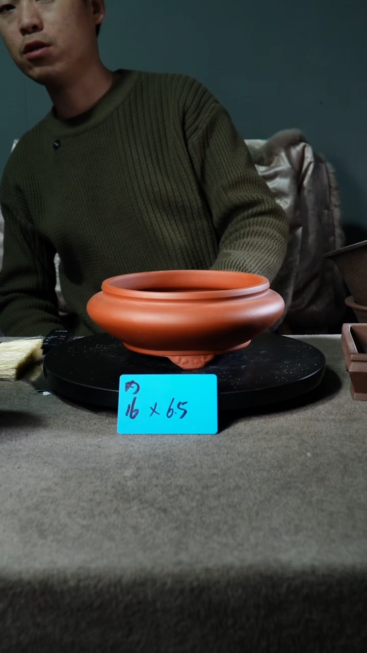 A宜兴紫砂小花盆
