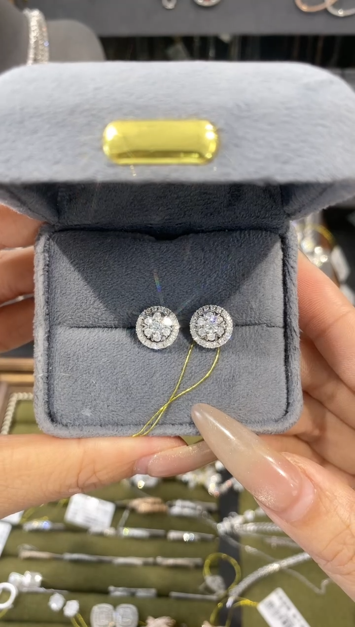 【闪购商品】钻石耳钉18K金镶嵌E801036 豪镶六围一圆包 多样性