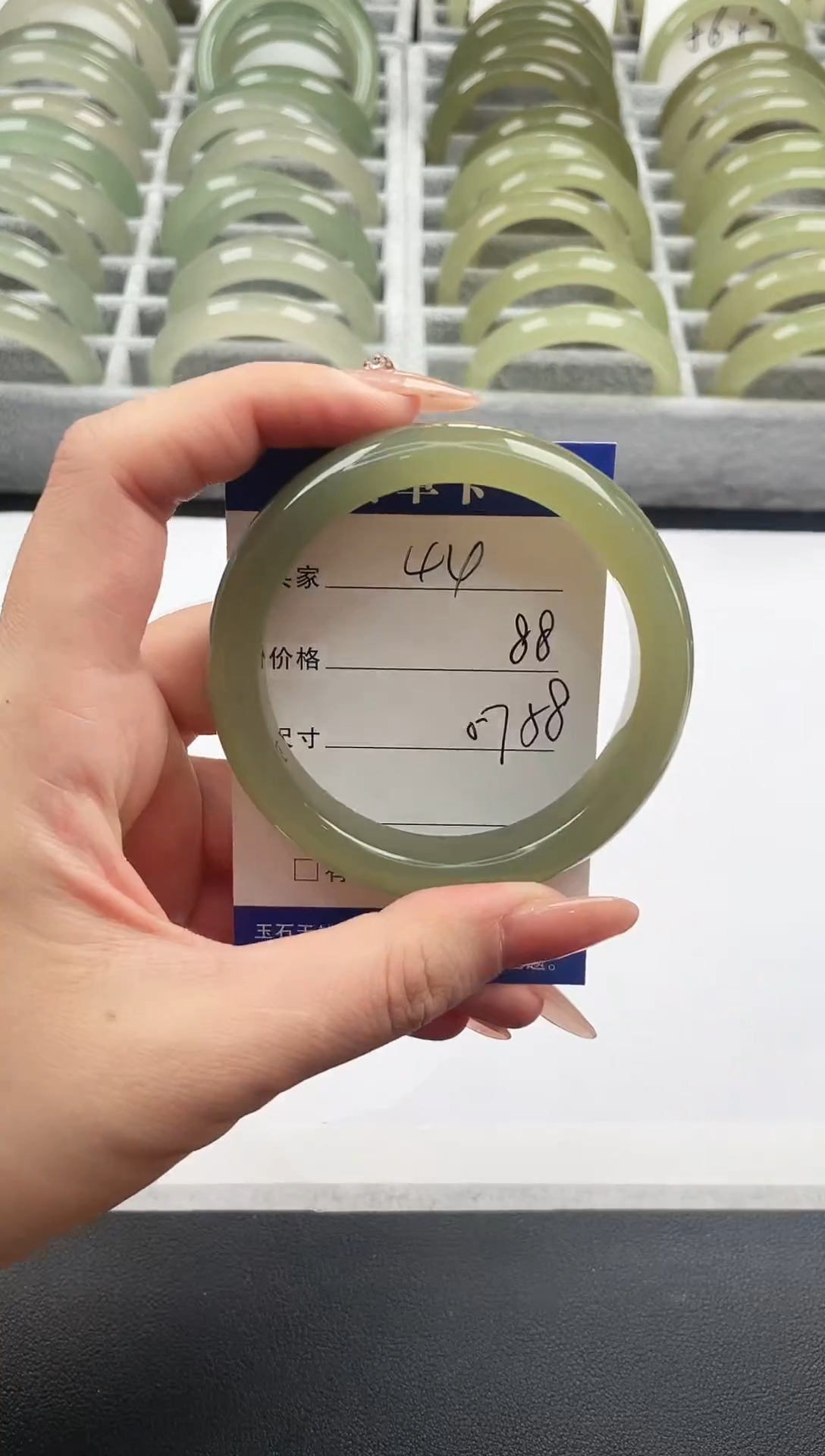 未镶嵌手镯石英质玉湖水绿