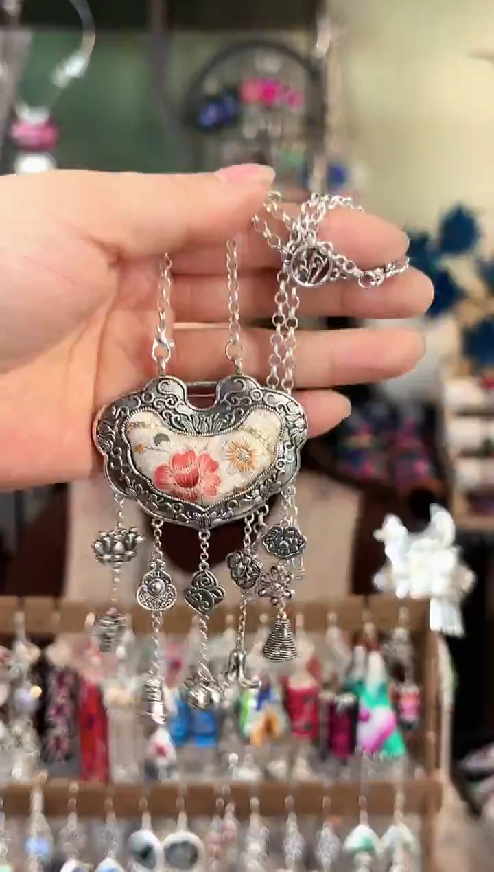 彩云南阁非遗老绣苗银饰品261