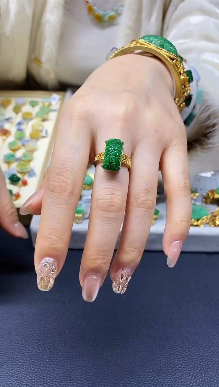 颈饰未镶嵌翡翠戒指