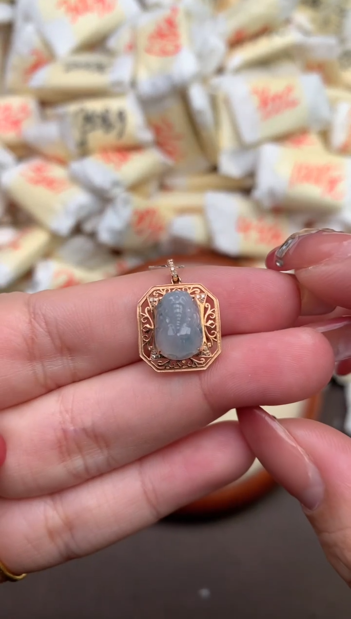 翡翠挂件18K金镶嵌 —