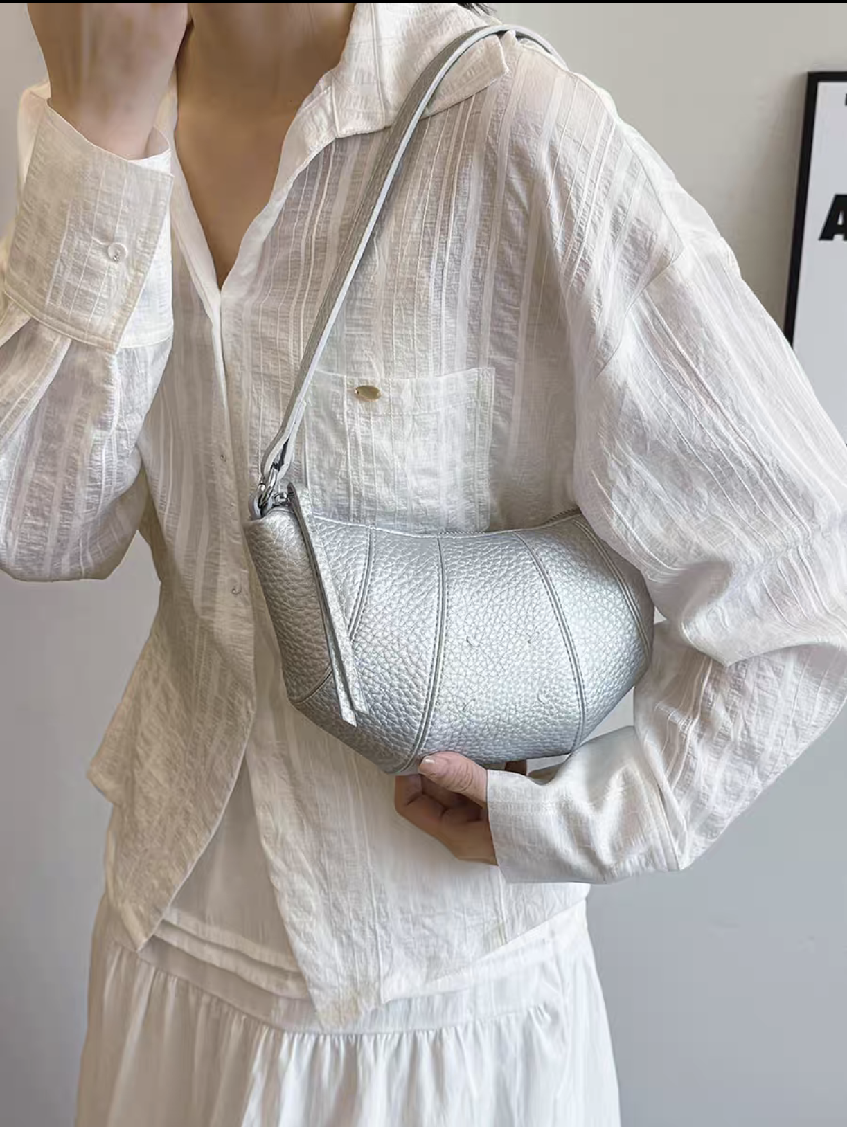 轻奢时尚银色牛角包，百搭通勤斜挎女包包