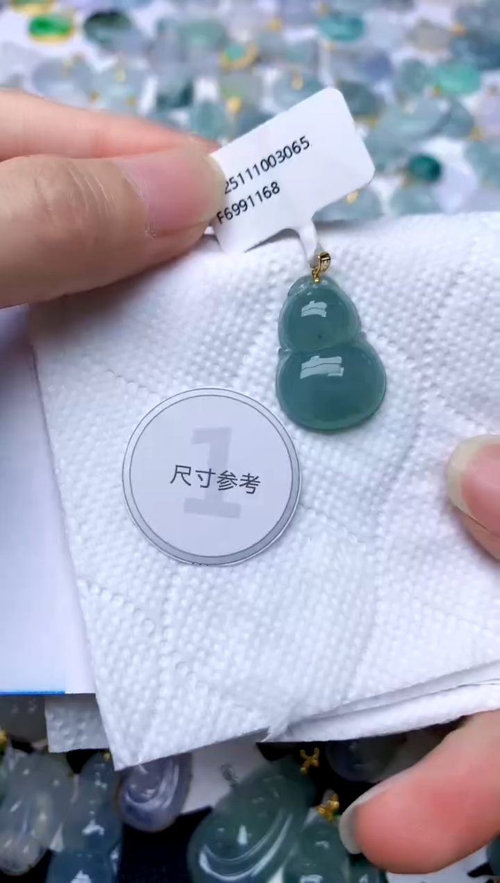 颈饰18K金镶嵌翡翠天然A货翡翠