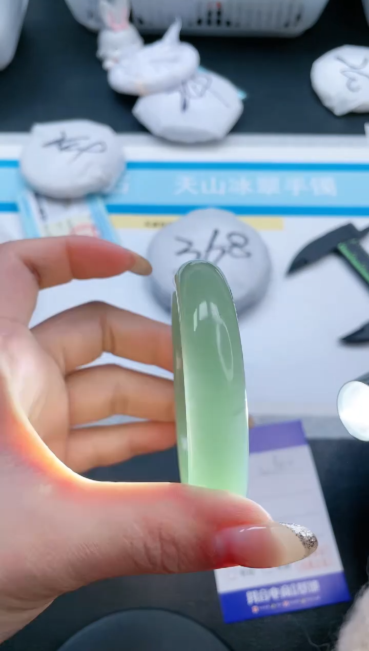 【闪购商品】石英质玉手镯未镶嵌16V310-56