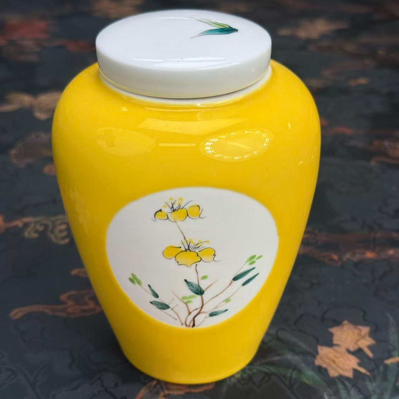 手绘黄百荷花茶叶罐G116