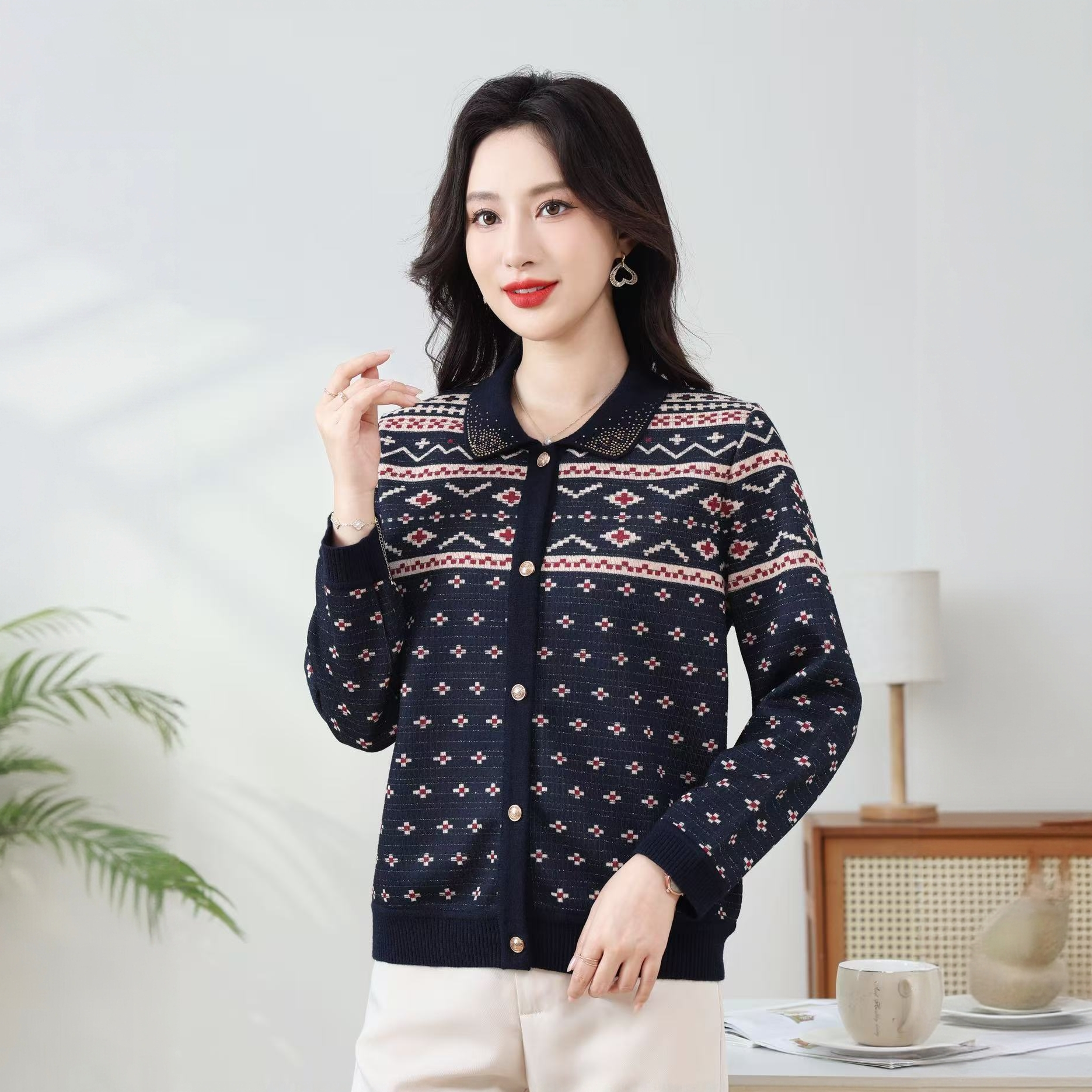 2025胖妈妈外套加肥加大码中老年人奶奶保暖秋冬款毛衣妈妈装开衫