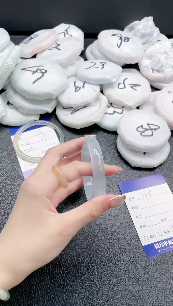 【闪购商品】石英质玉手镯未镶嵌26J128-56