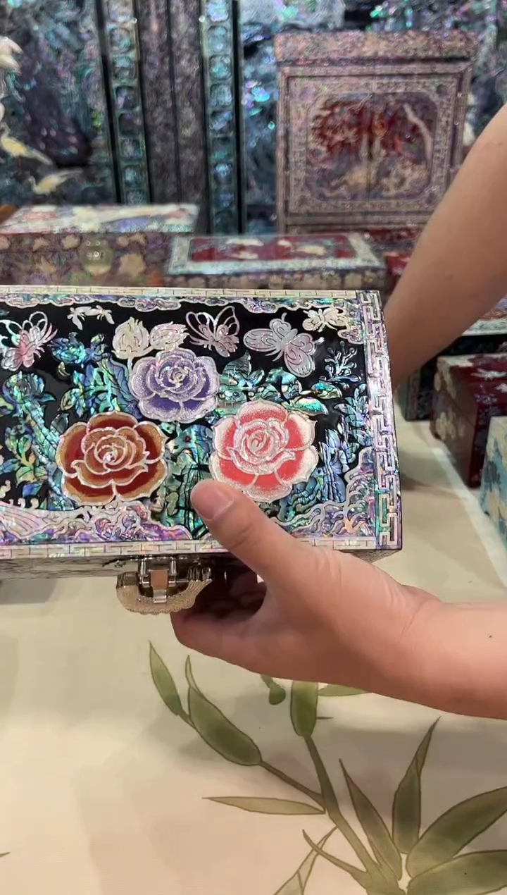 红色绒布底·弘贝雅螺钿漆器文化馆