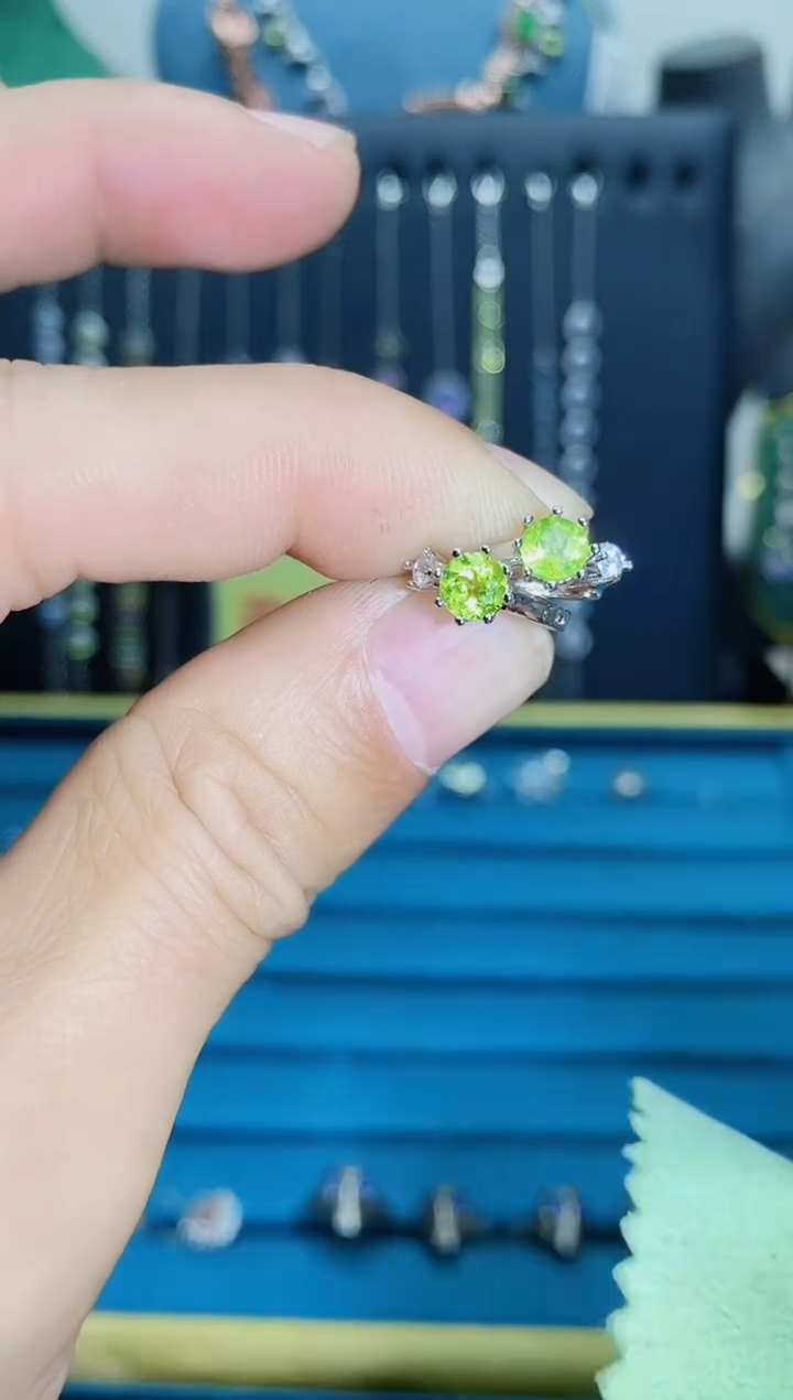 【闪购商品】橄榄石耳饰银S925镶嵌11211