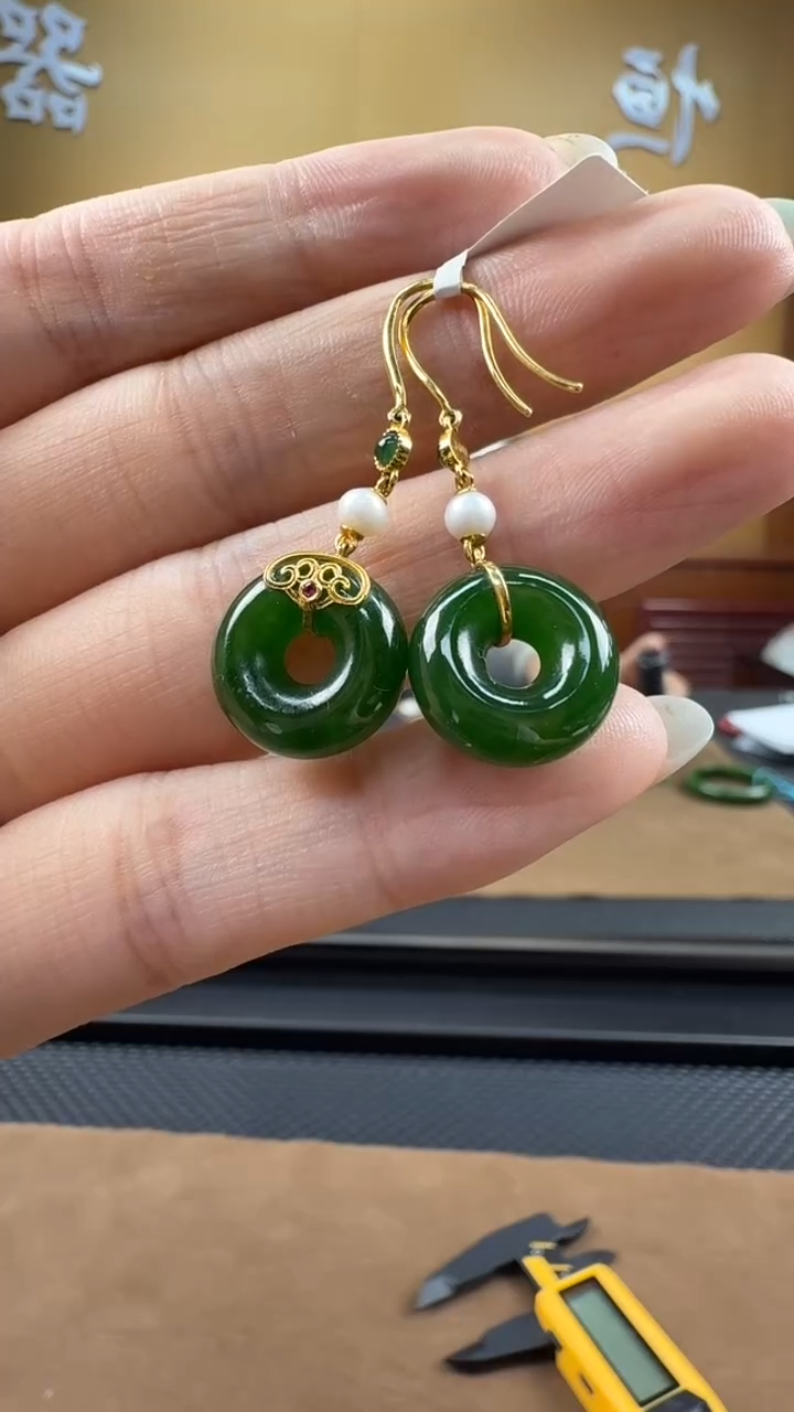 颈饰18K金镶嵌和田玉耳饰一对