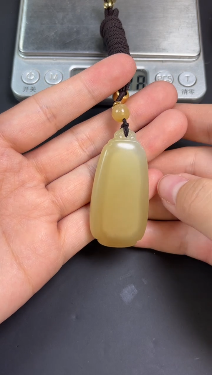 【闪购商品】和田玉吊坠(赠链)未镶嵌且末微色差迪克兰吊坠