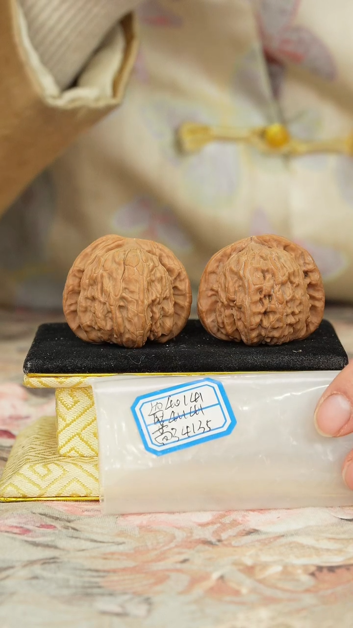 【闪购商品】文玩核桃把件白狮子