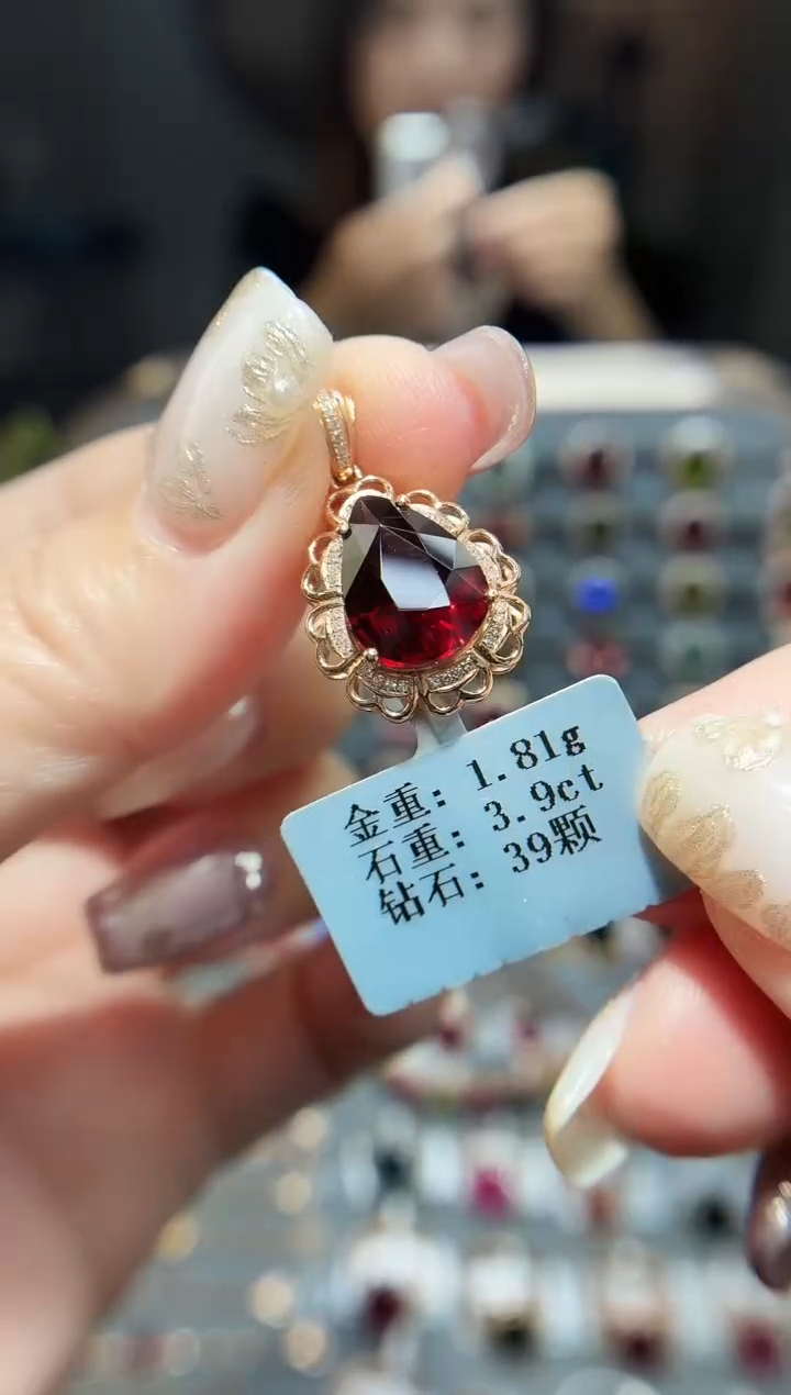 颈饰18K金镶嵌碧玺3.9