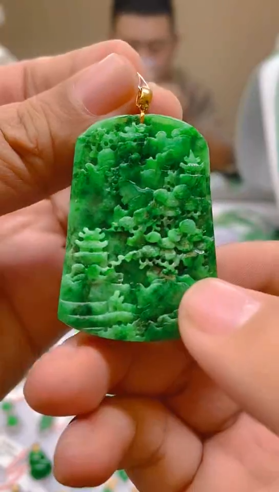 【闪购商品】翡翠颈饰18K金镶嵌山水