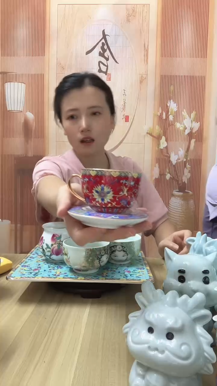 瓷珐琅彩杯垫1个，咖啡杯1个