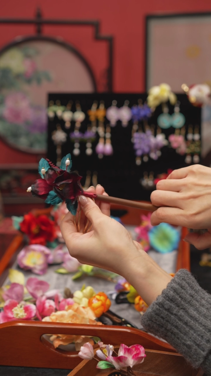 刺绣普**我非遗绒花苏绣饰品