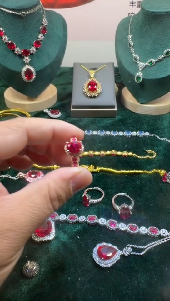 18K金镶嵌戒指红宝石0