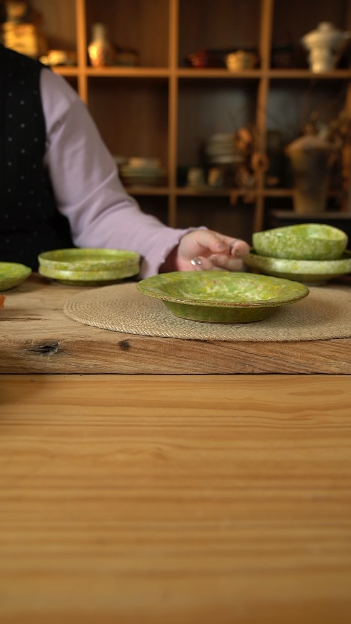 油菜花系列的7.5英寸宽边浅盘1个