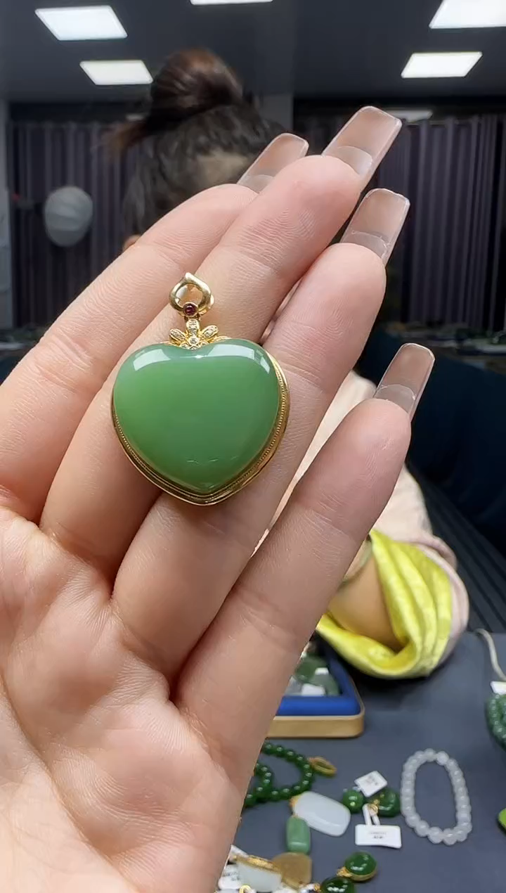 【闪购商品】和田玉挂件18K金镶嵌1