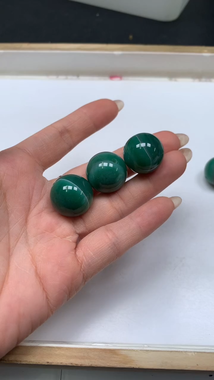 未镶嵌散珠玛瑙/玉髓B1167 绿 缠 丝 20mm 1个8元