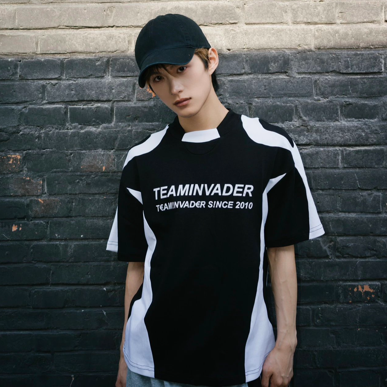 TI舞团黑白拼接短袖宽松圆领男士运动时尚T05A009