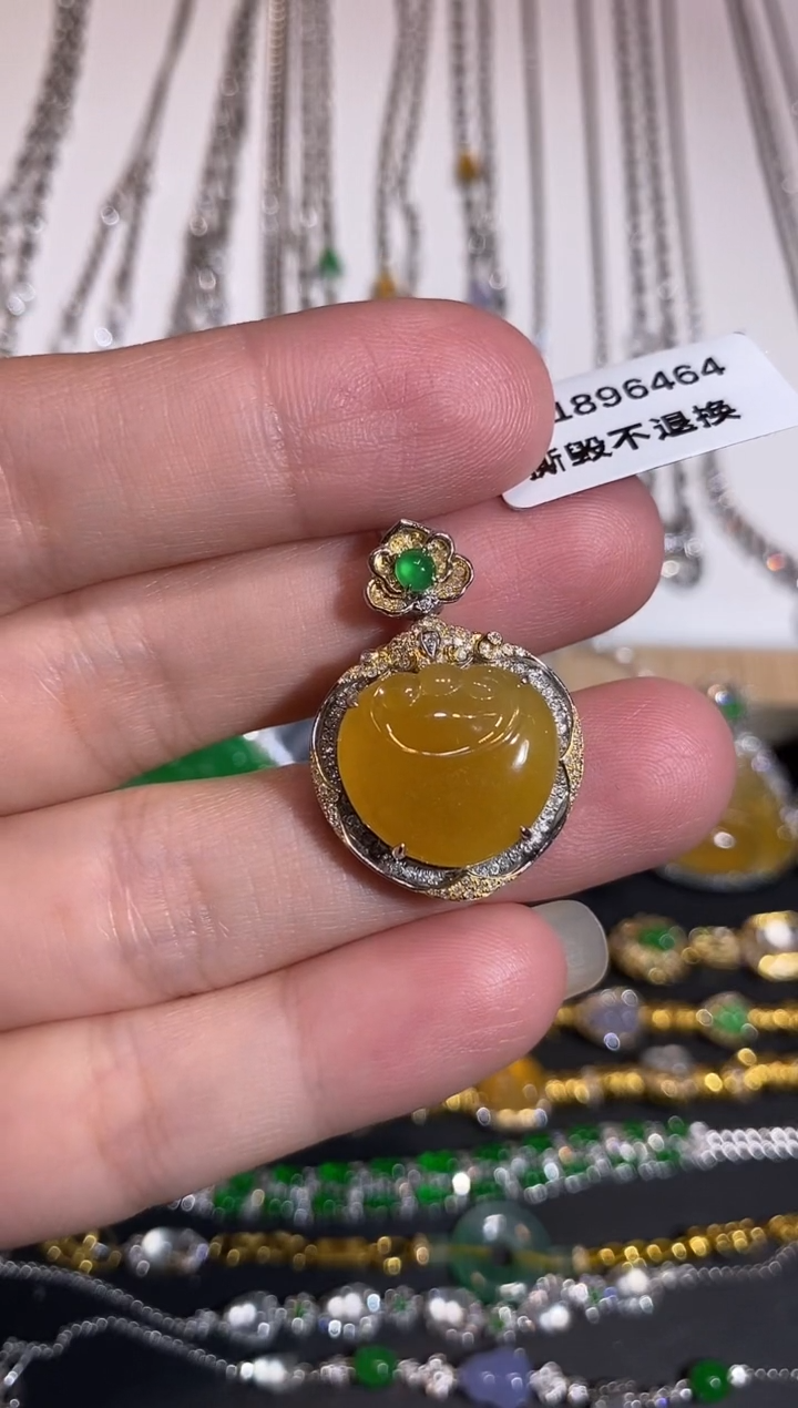 颈饰18K金镶嵌翡翠吊坠