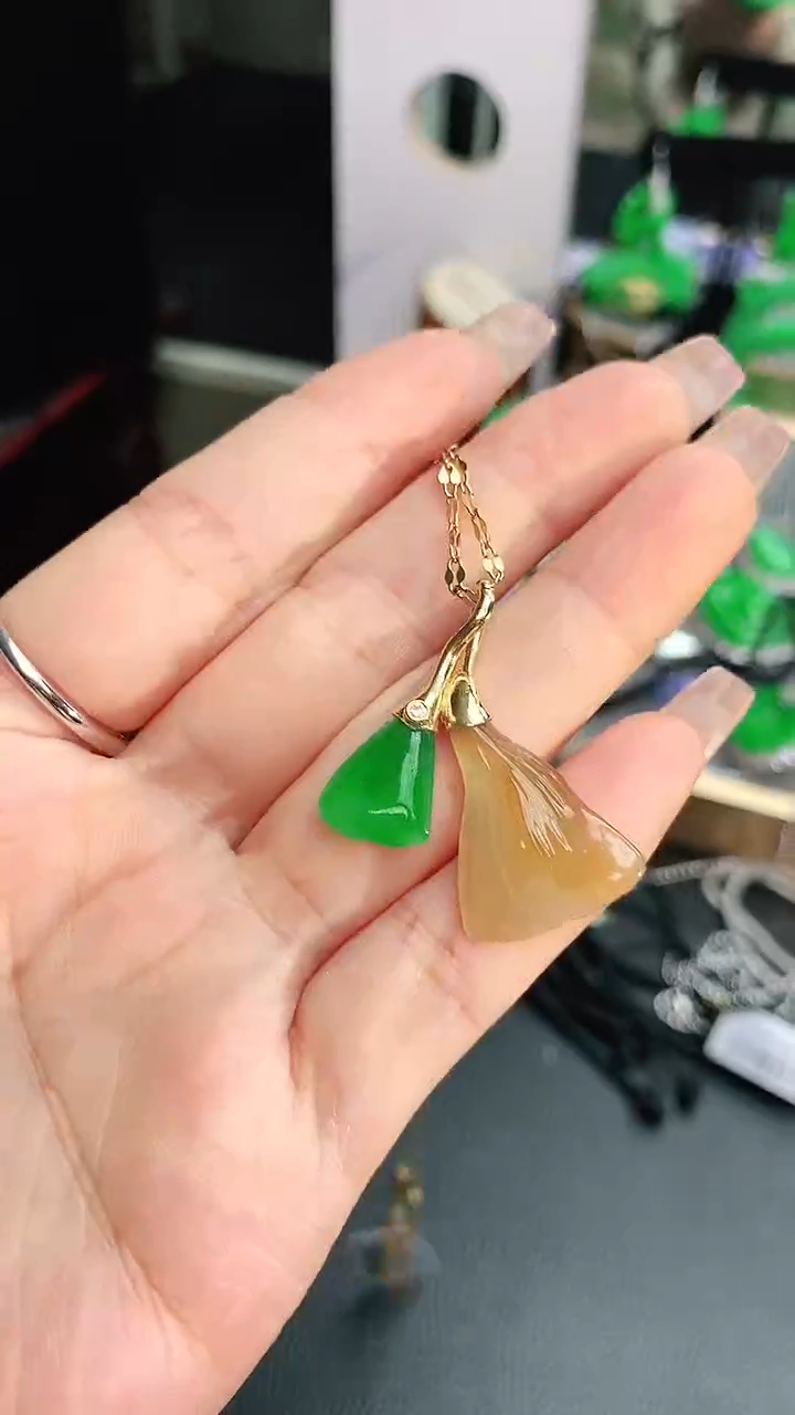 颈饰18K金镶嵌翡翠精**伙赠礼盒证书 