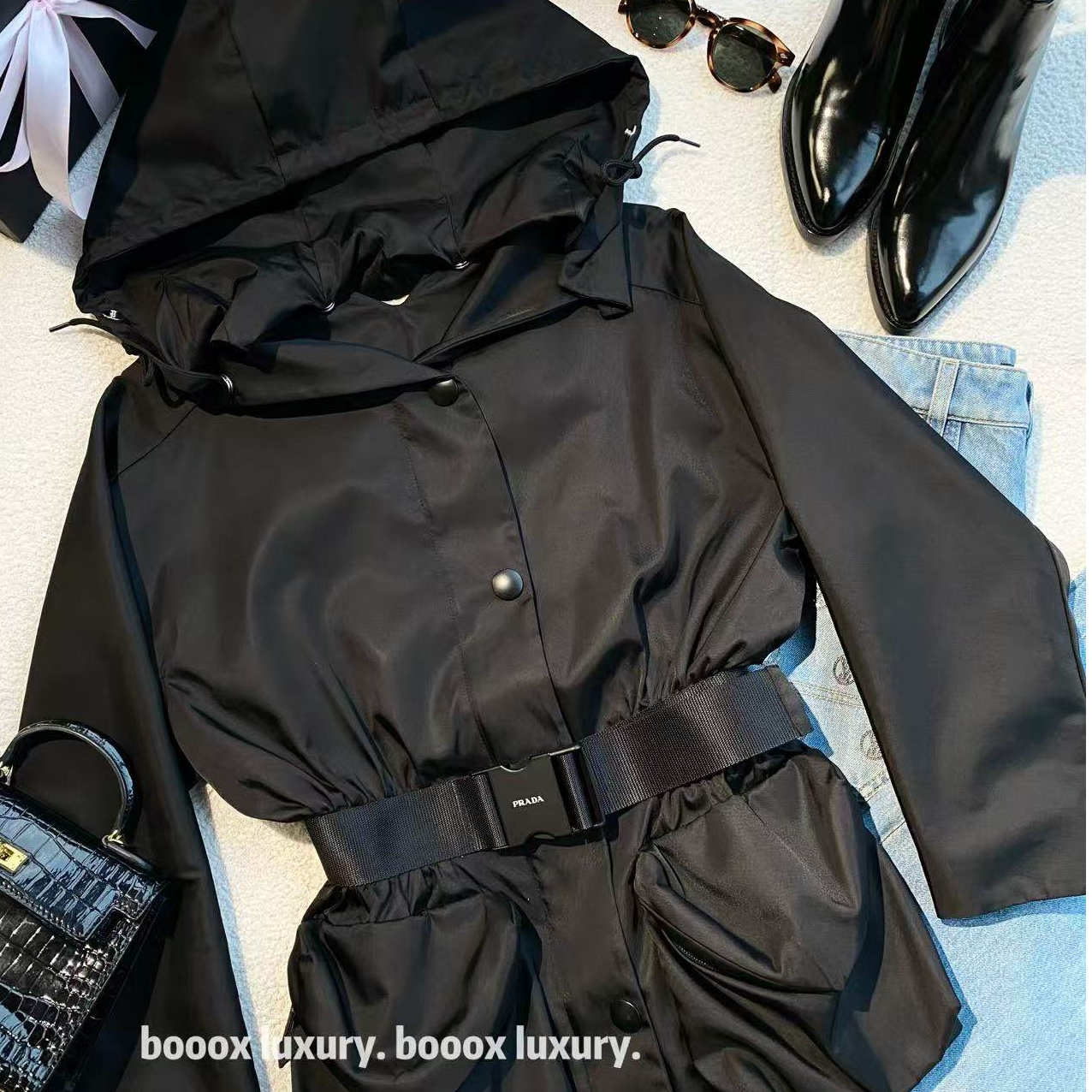 95新 Prada/普拉达  yy1455 再生锦纶 黑色战术腰带logo风衣 36码