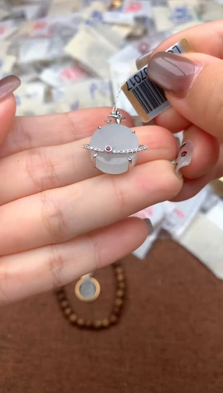 18K金镶嵌挂件翡翠—