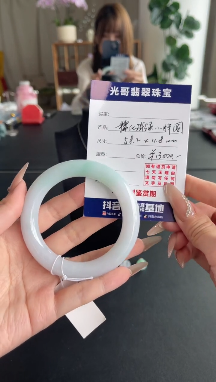 翡翠手镯未镶嵌光哥特推翡翠糯化淡绿圆条手镯