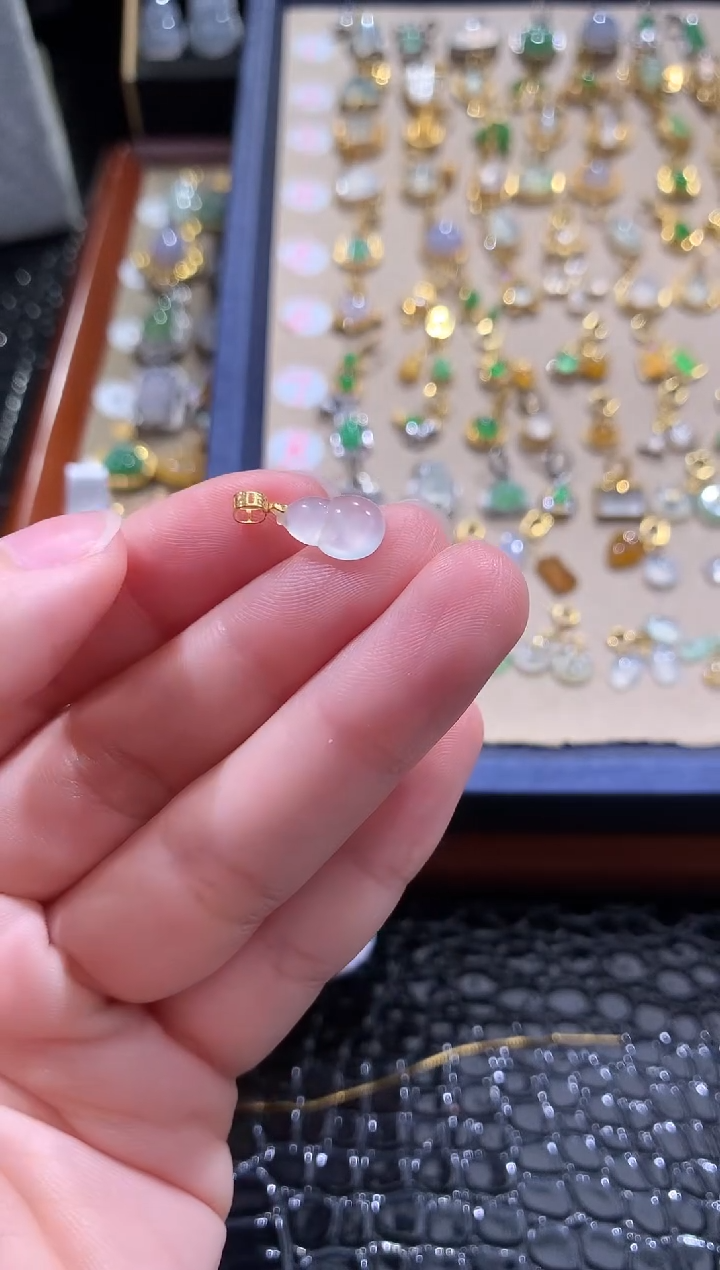 颈饰18K金镶嵌翡翠翡翠