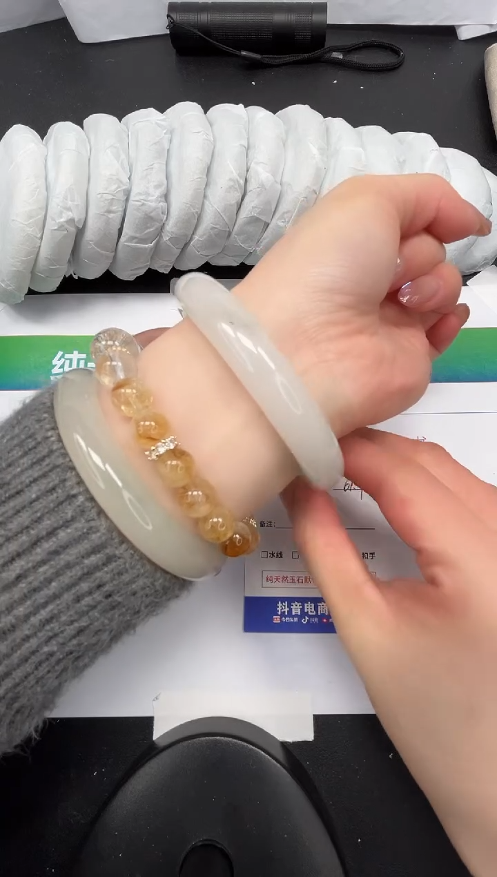 【闪购商品】石英质玉手镯未镶嵌8-61.7