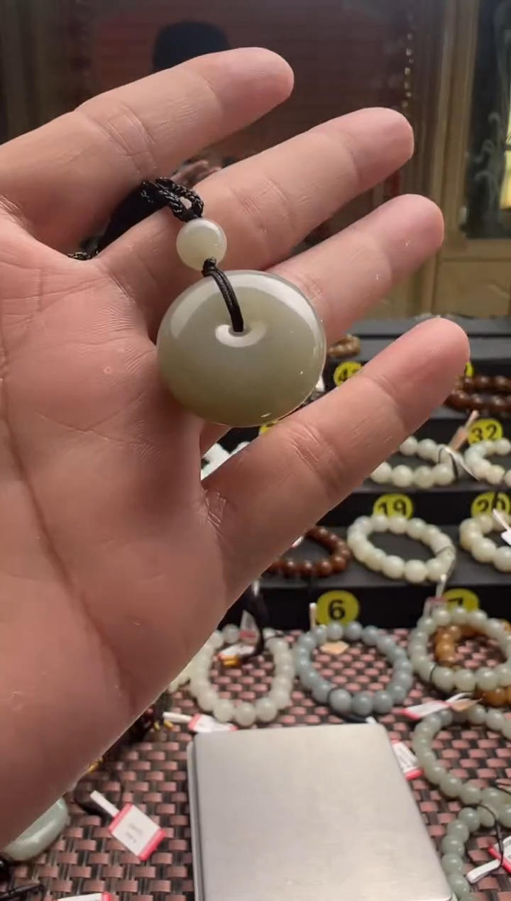 【闪购商品】和田玉吊坠(赠链)未镶嵌且末料青白玉平安扣