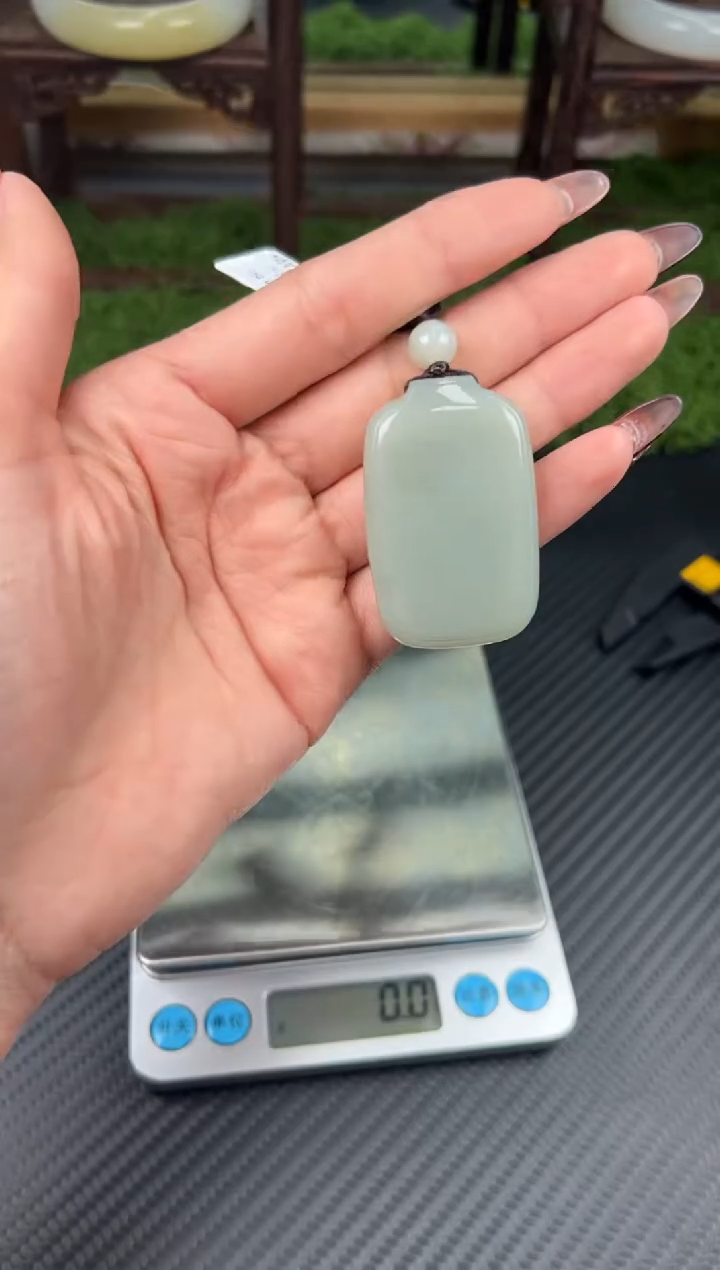 吊坠(赠链)未镶嵌和田玉且末微色差近矿吊坠