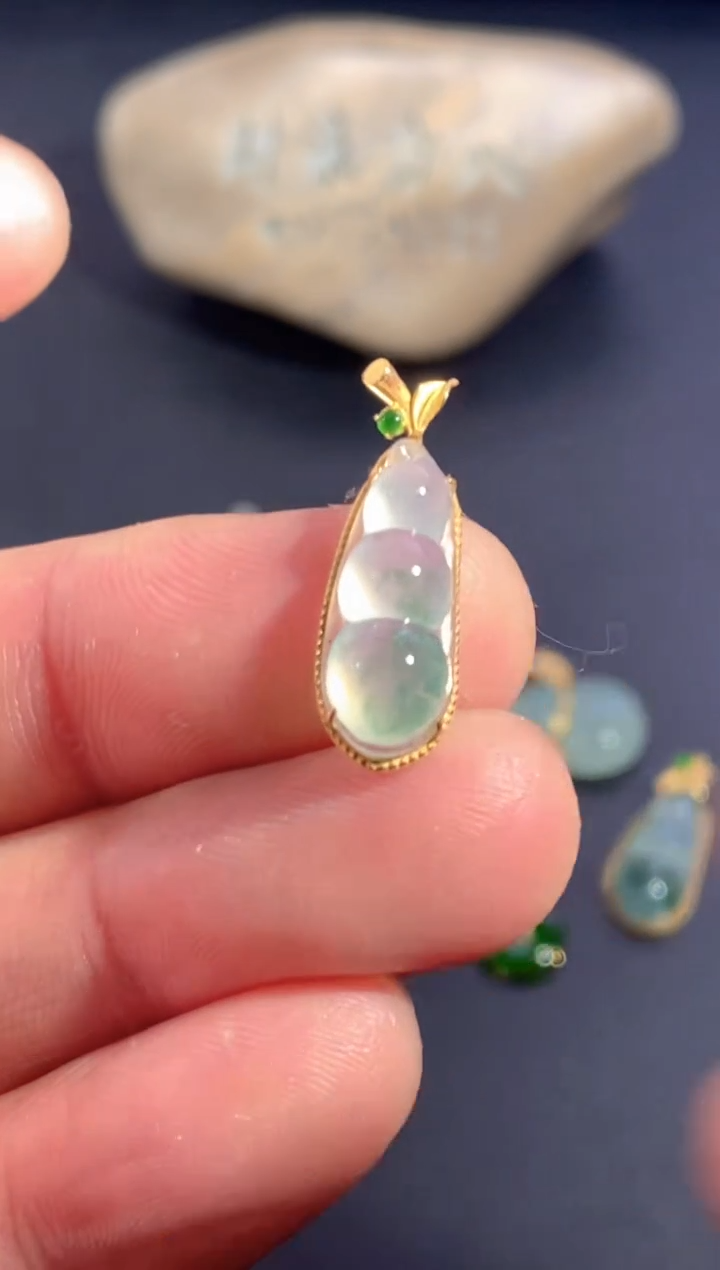 颈饰18K金镶嵌翡翠       