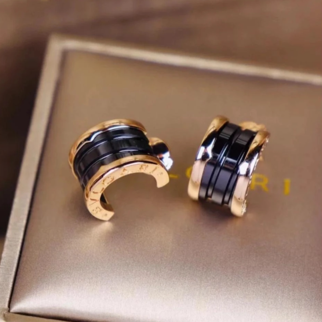 99新 BVLGARI/宝格丽 小花攀攀宝格丽 弹簧 黑陶瓷 耳钉 玫瑰金